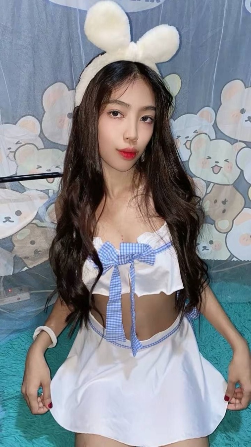 马尼拉cyra，19岁，身高160，体重41kg，胸B 年轻，骨感身材，轻，容易抱起来开炮